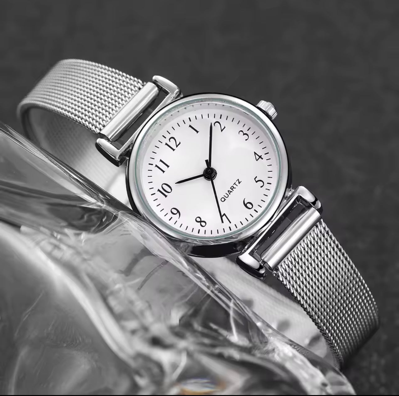 Reloj de cuarzo con esfera árabe para mujer.