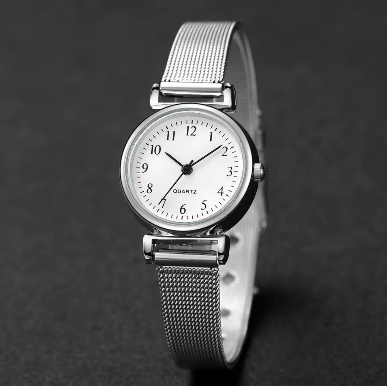 Reloj de cuarzo con esfera árabe para mujer.