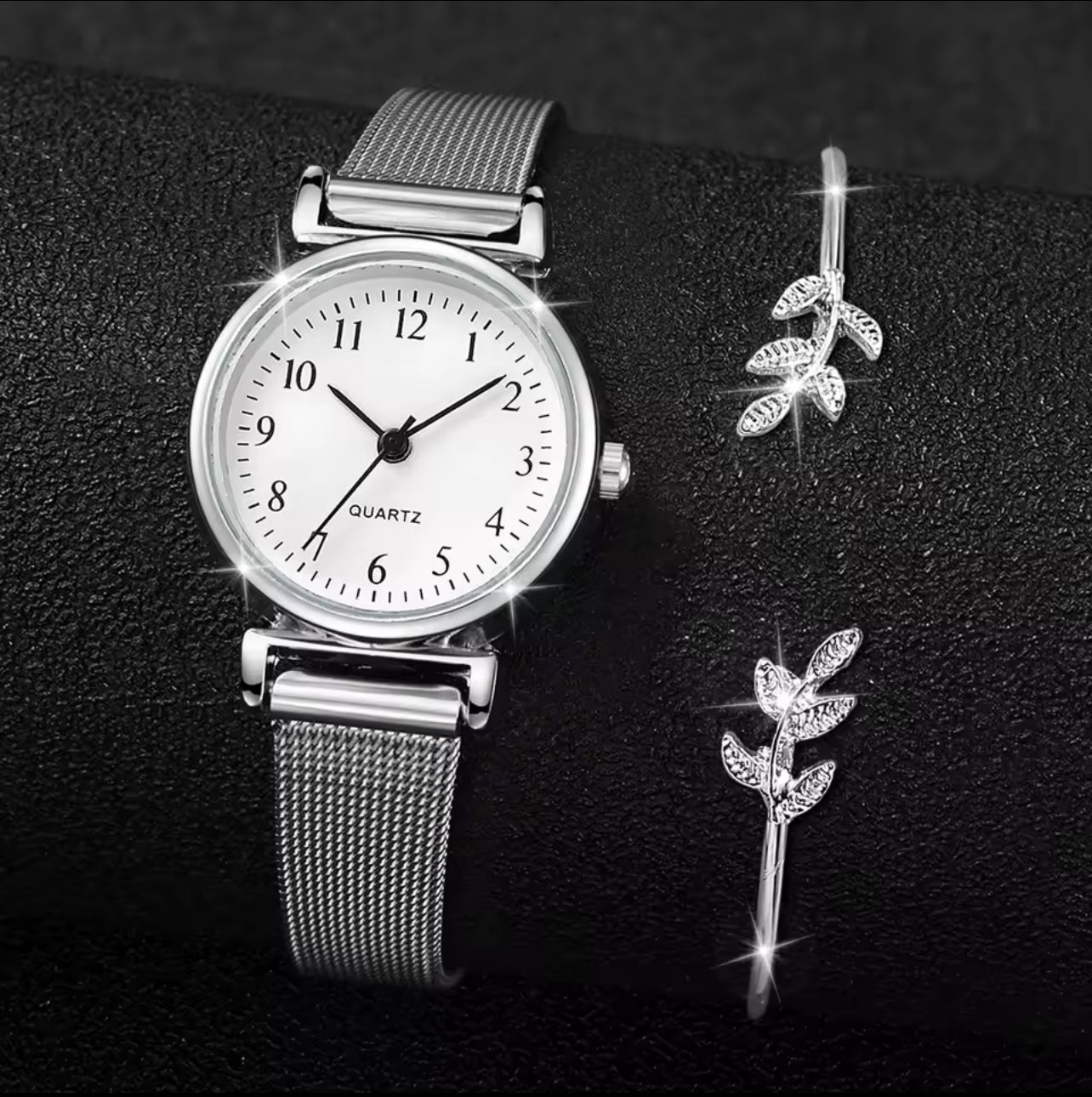 Reloj de cuarzo con esfera árabe para mujer.